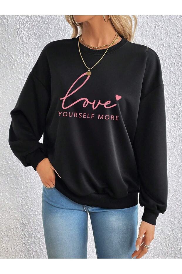 سويت شيرت LOVE Yourself More مطبوع برقبة دائرية للجنسين باللون الأسود