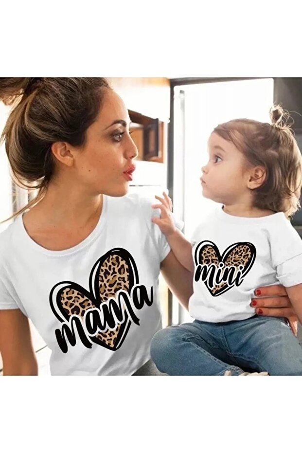 تي شيرت بتصميم خاص على شكل قلب الفهد منقوش عليه عبارة Mama Mini مطبوع عليه مجموعة الأم والطفل