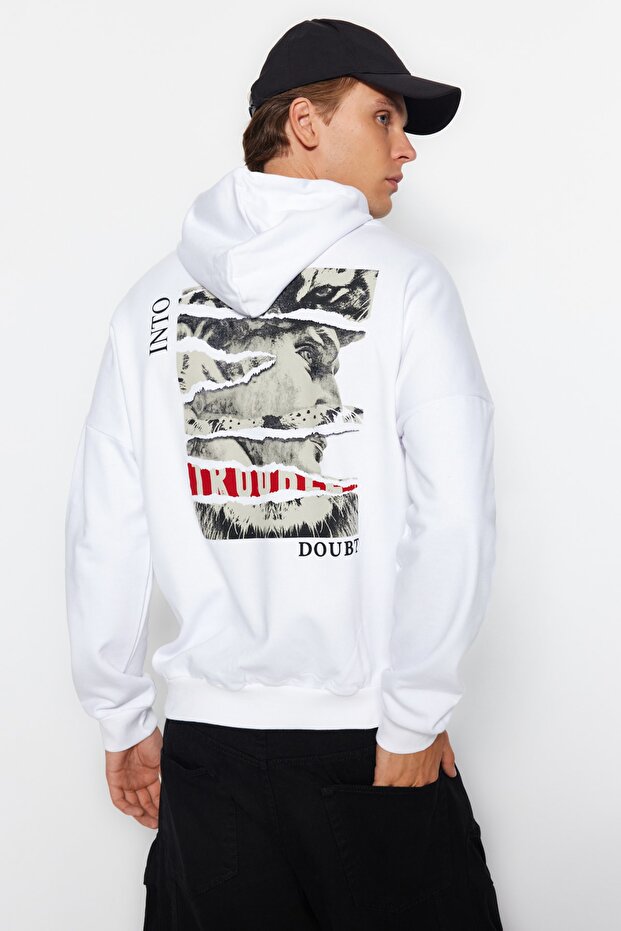 Beyaz Regular/Normal Kesim Kapüşonlu Arkası Sanatsal Baskılı Şardonsuz Sweatshirt TMNAW20SW0489 - 3