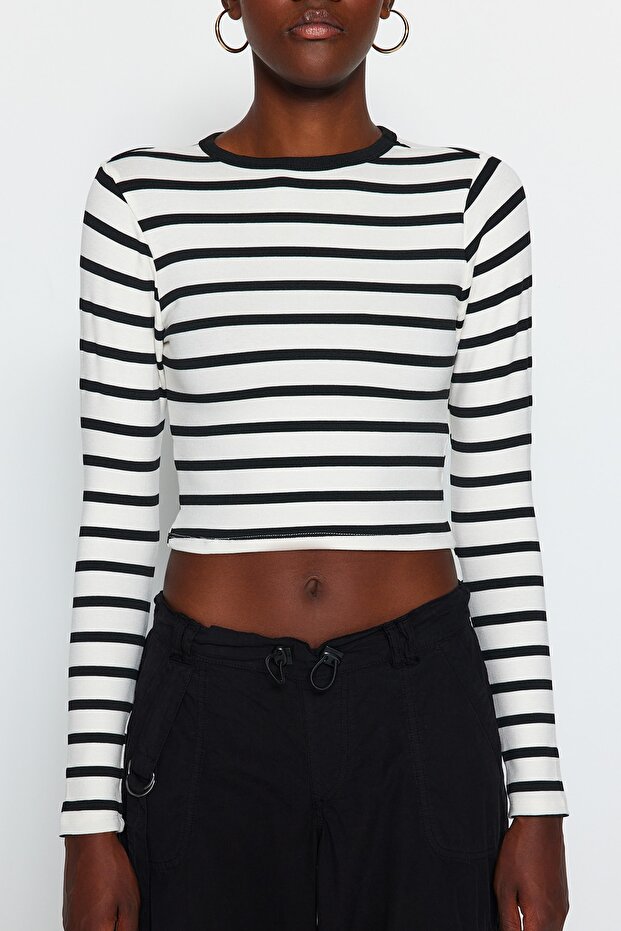 Siyah Çizgili Viskoz Yumuşak Kumaşlı Fitted Crop Esnek Örme Bluz TWOAW24BZ00048 - 8