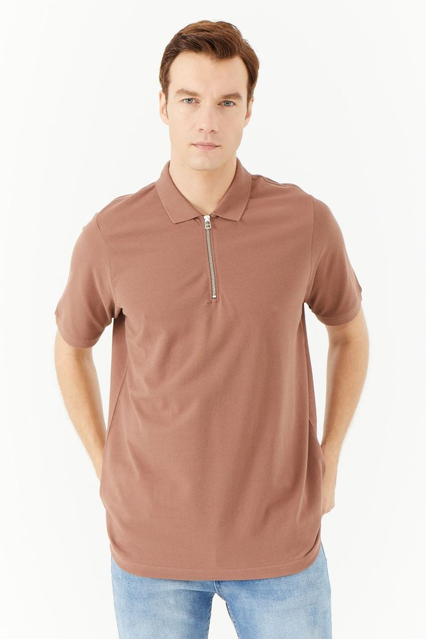 T-SHIRT WITH ZIPPER ON THE COLLAR