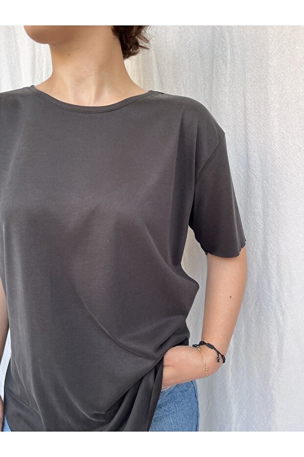 تي شيرت أسود ذو رقبة دائرية وأكمام قصيرة - 5