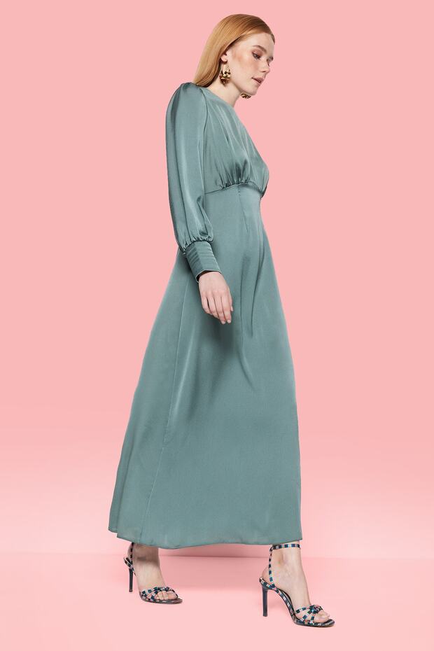 Vízzöld szatén estélyi ruha mandzsettával és gombokkal a vállán - 2