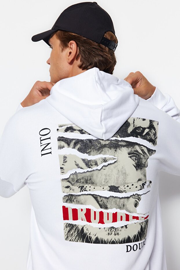 Beyaz Regular/Normal Kesim Kapüşonlu Arkası Sanatsal Baskılı Şardonsuz Sweatshirt TMNAW20SW0489 - 2