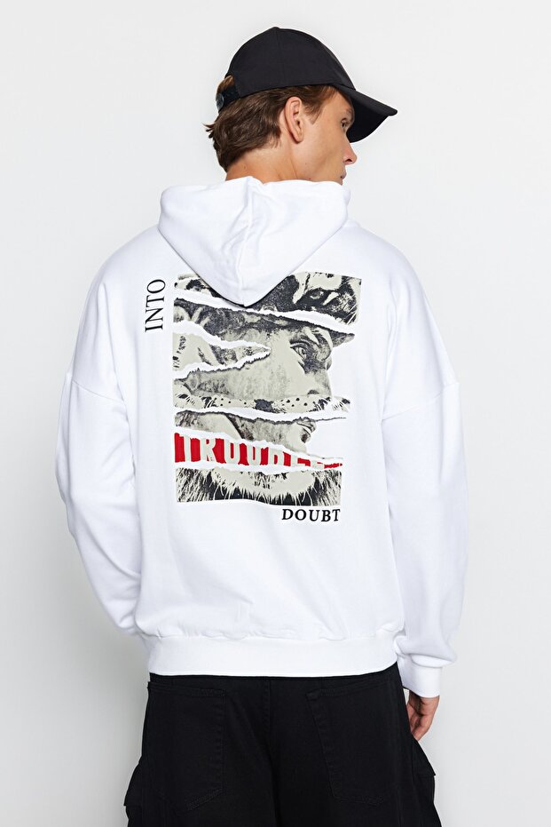 Beyaz Regular/Normal Kesim Kapüşonlu Arkası Sanatsal Baskılı Şardonsuz Sweatshirt TMNAW20SW0489 - 6