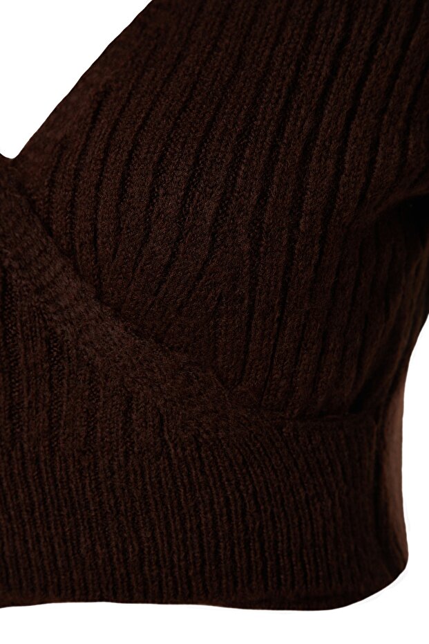 Brauner kurzer, weich strukturierter, zweireihiger Strickpullover TWOAW24KZ00381 - 9