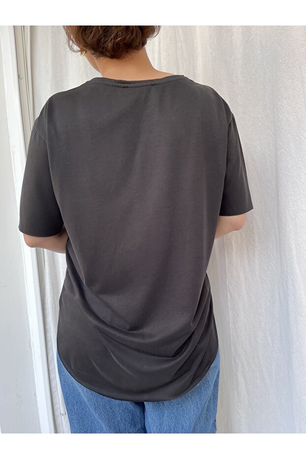 تي شيرت أسود ذو رقبة دائرية وأكمام قصيرة - 4