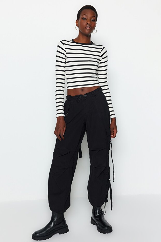 Siyah Çizgili Viskoz Yumuşak Kumaşlı Fitted Crop Esnek Örme Bluz TWOAW24BZ00048 - 6