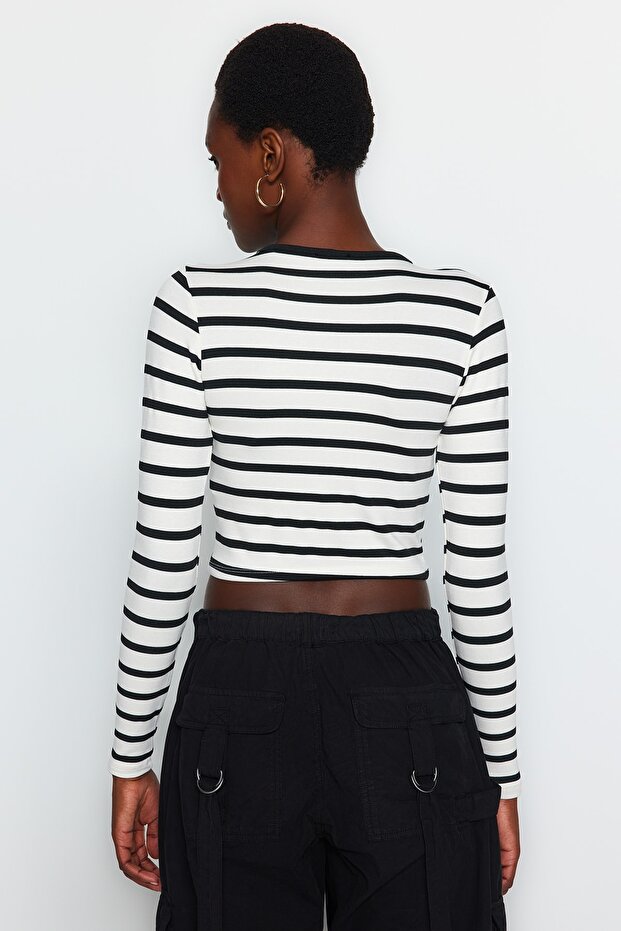 Siyah Çizgili Viskoz Yumuşak Kumaşlı Fitted Crop Esnek Örme Bluz TWOAW24BZ00048 - 9