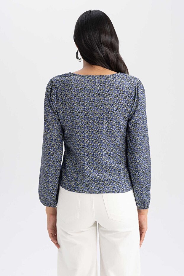 بلوزة منقوشة بياقة على شكل حرف V وأكمام طويلة - 6