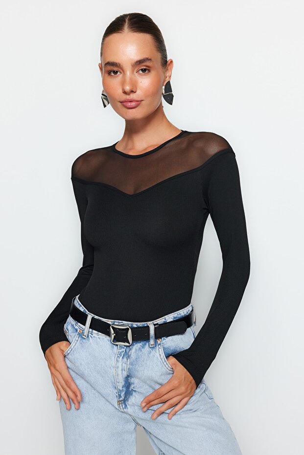 Siyah Slim Tül Detaylı Kalp Yaka Alttan Çıtçıtlı Fitilli Esnek Örme Body TWOAW24BD00019 - 1