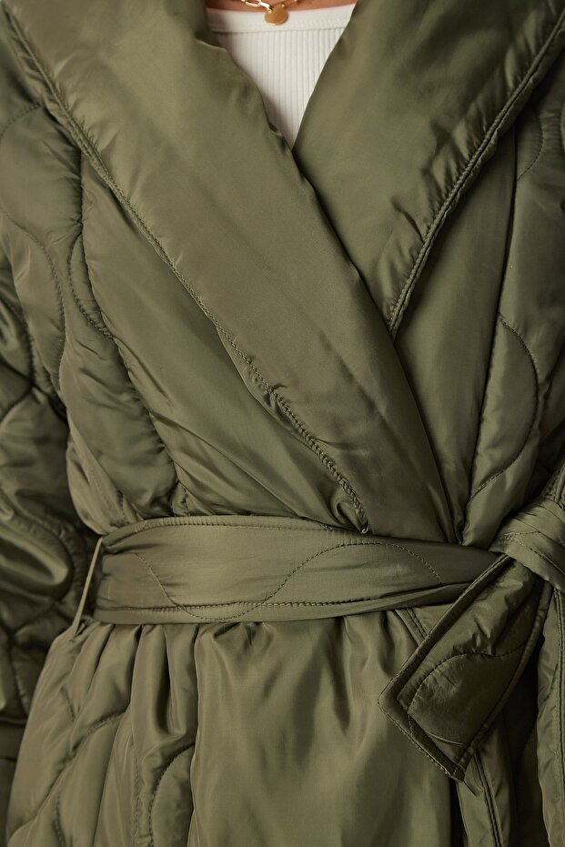 Damski pikowany płaszcz w kolorze khaki z paskiem i szalowym kołnierzem dz00089 - 6