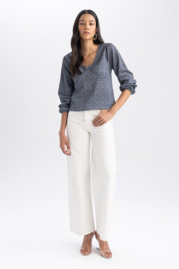 بلوزة منقوشة بياقة على شكل حرف V وأكمام طويلة - 2