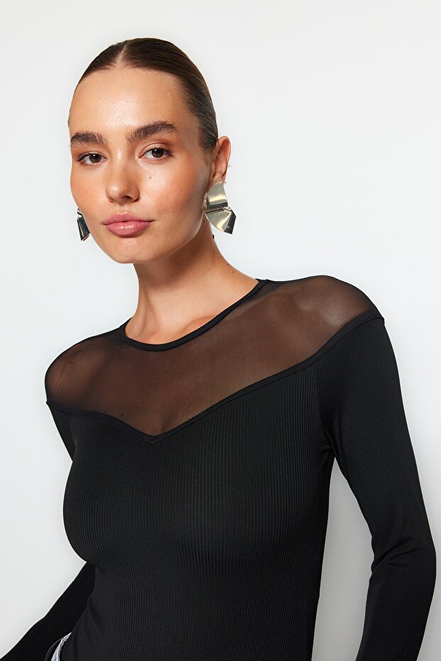 Siyah Slim Tül Detaylı Kalp Yaka Alttan Çıtçıtlı Fitilli Esnek Örme Body TWOAW24BD00019 - 3