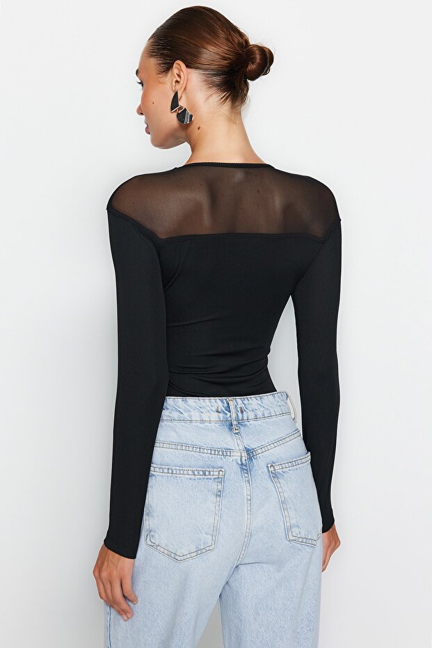 Siyah Slim Tül Detaylı Kalp Yaka Alttan Çıtçıtlı Fitilli Esnek Örme Body TWOAW24BD00019 - 5