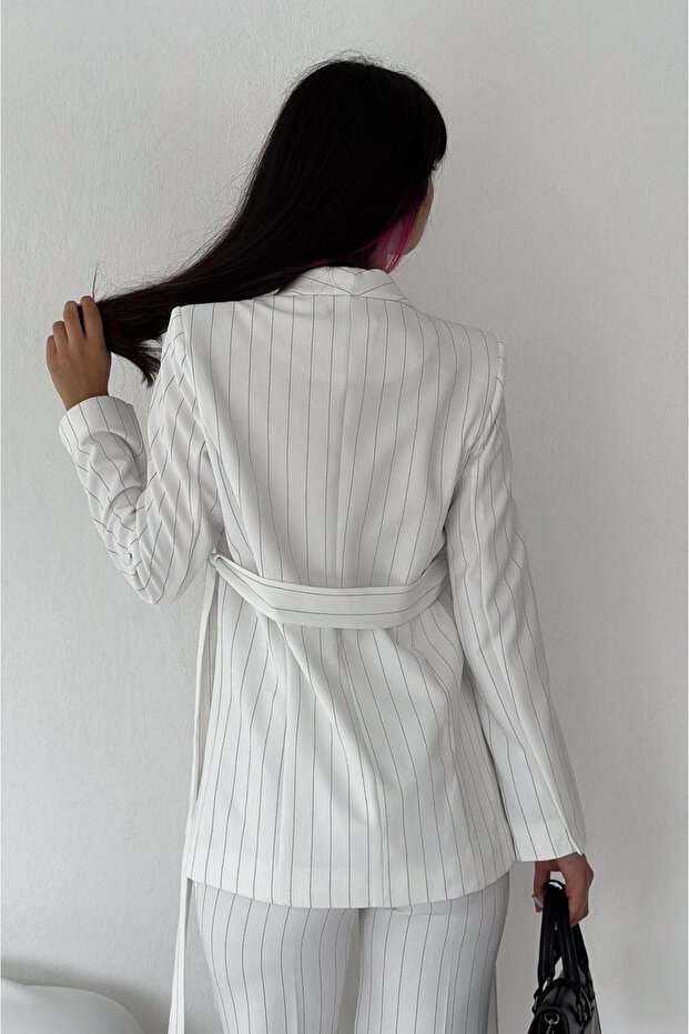 Damska marynarka z kołnierzem szalowym i kieszeniami, wiązana, z elastycznymi spodniami i rurkami - 7