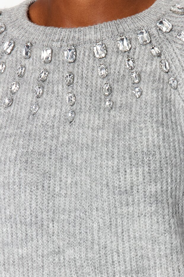 Szary, miękki, fakturowany sweter dzianinowy z kamiennymi detalami Twoaw24Kz00685 - 4