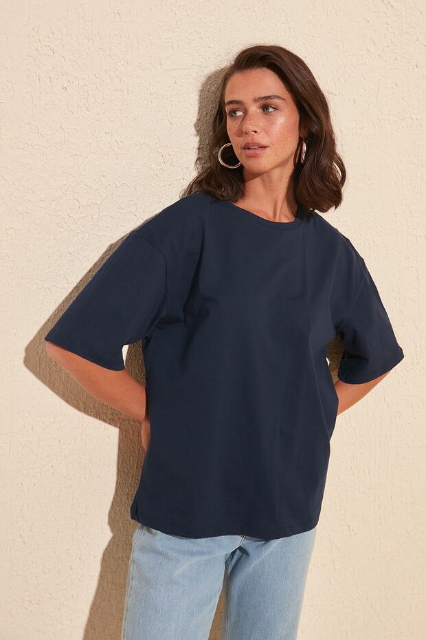 Lacivert %100 Pamuk Sırt Nakışlı Relaxed/Geniş Rahat Kesim Bisiklet Yaka Örme T-Shirt TWOSS20TS0121 - 12