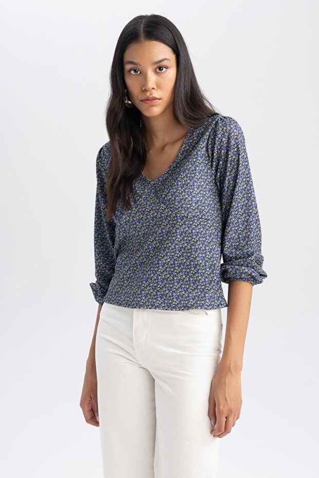 بلوزة منقوشة بياقة على شكل حرف V وأكمام طويلة - 1