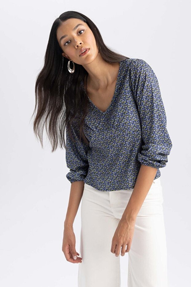 بلوزة منقوشة بياقة على شكل حرف V وأكمام طويلة - 4