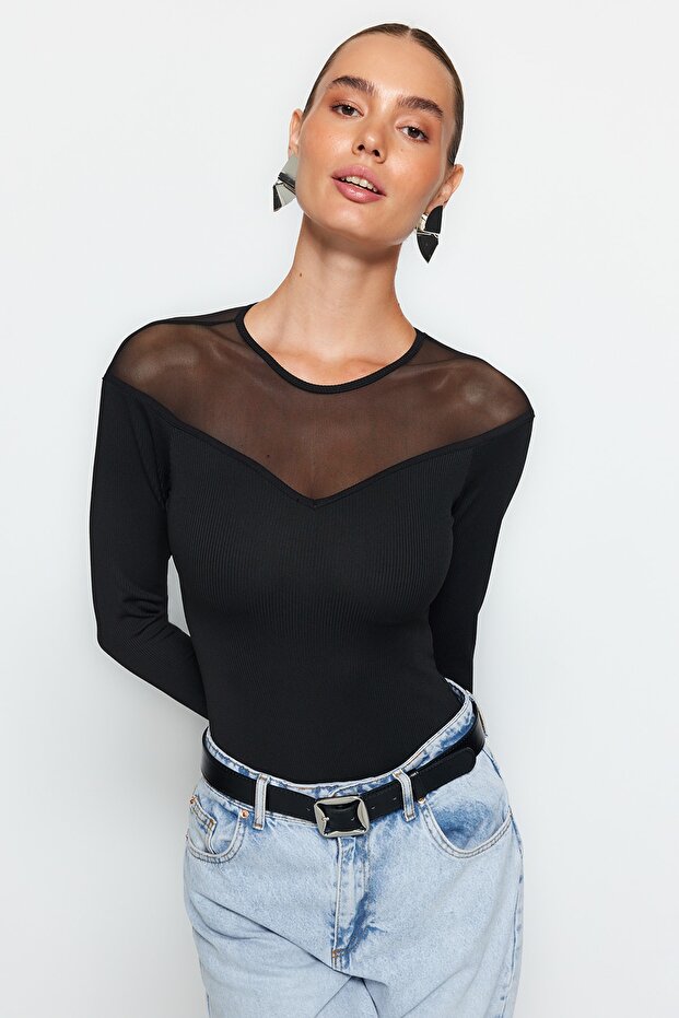 Siyah Slim Tül Detaylı Kalp Yaka Alttan Çıtçıtlı Fitilli Esnek Örme Body TWOAW24BD00019 - 2