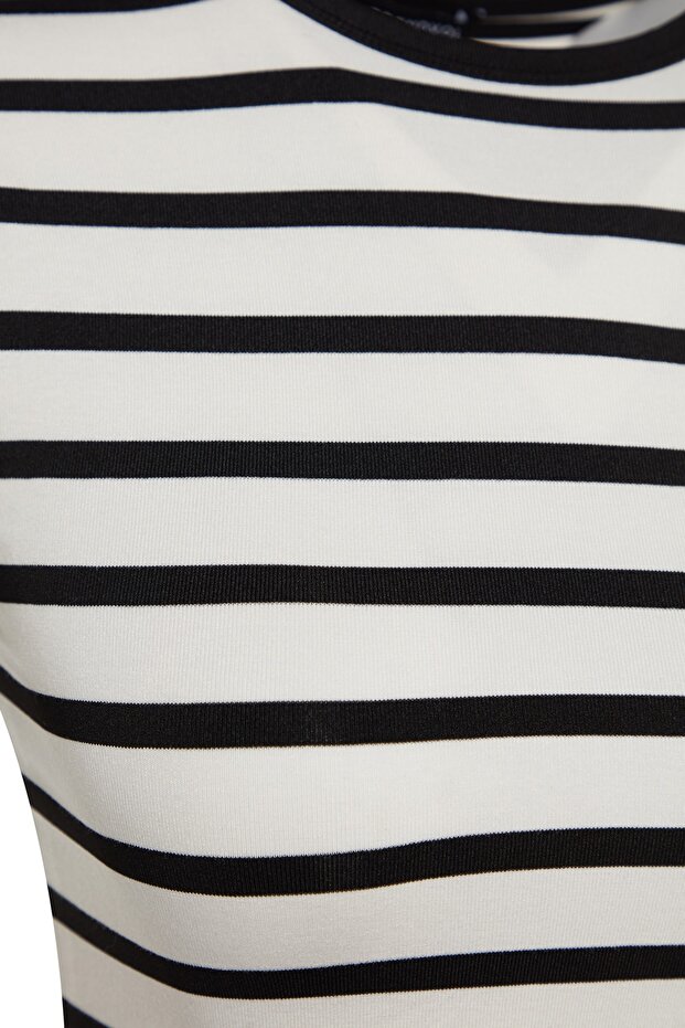Siyah Çizgili Viskoz Yumuşak Kumaşlı Fitted Crop Esnek Örme Bluz TWOAW24BZ00048 - 11
