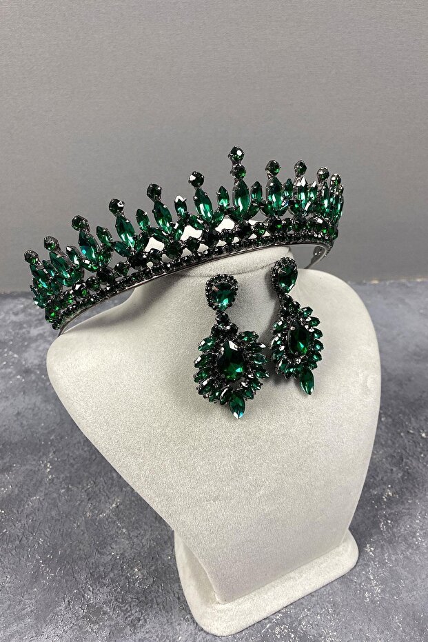 Petro Model Henna Crown and Shuttle Stone Detailed Drop Stone Earring Set Green Color