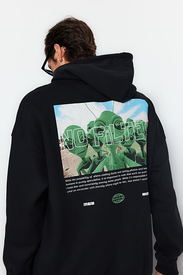 Siyah Oversize/Geniş Kesim Kapüşonlu Uzay Baskılı İçi Polar/Sıcak Tutan Sweatshirt TMNAW24SW00095 - 4