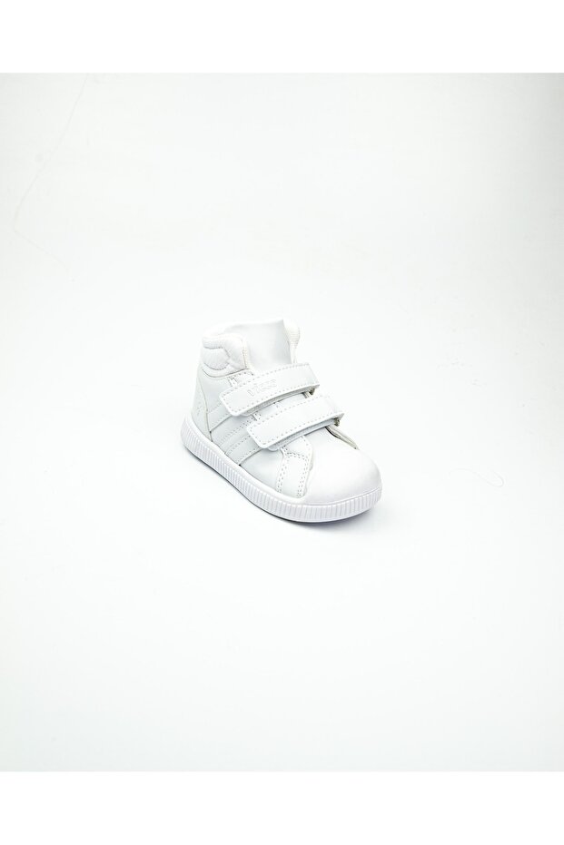946. b23K375 Yayo White Baby Boots