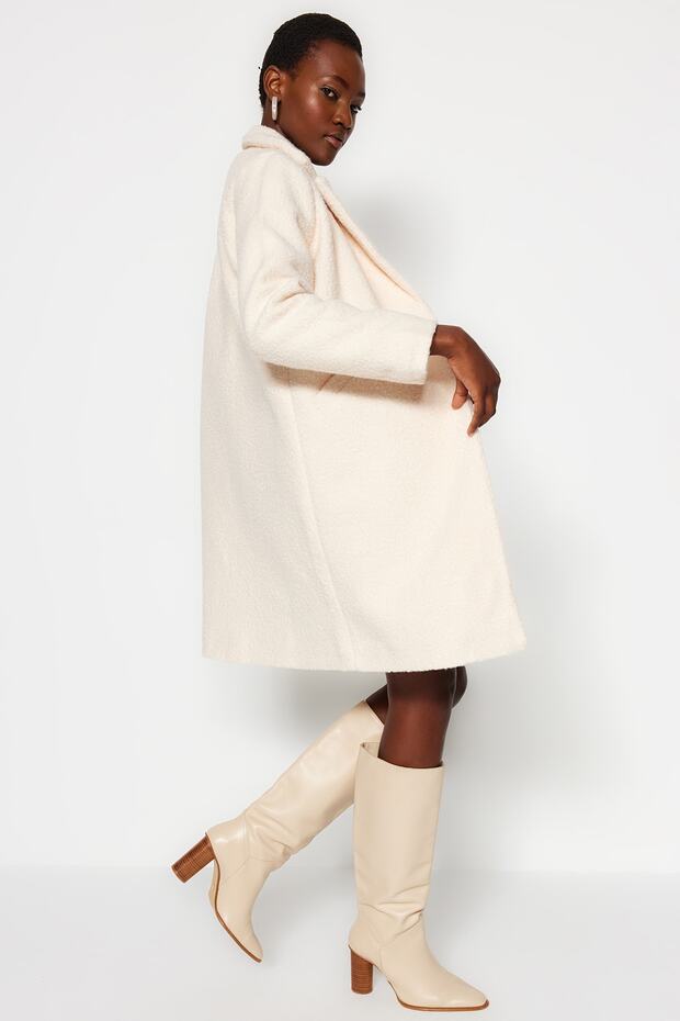 TWOAW24KB00089 Modell Ecru Midi Boucle Coat - 2