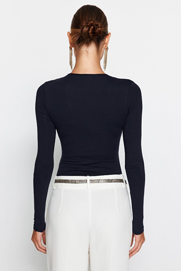 Granatowy body z głębokim dekoltem w serek i zatrzaskami TPRAW22BD0084 - 5