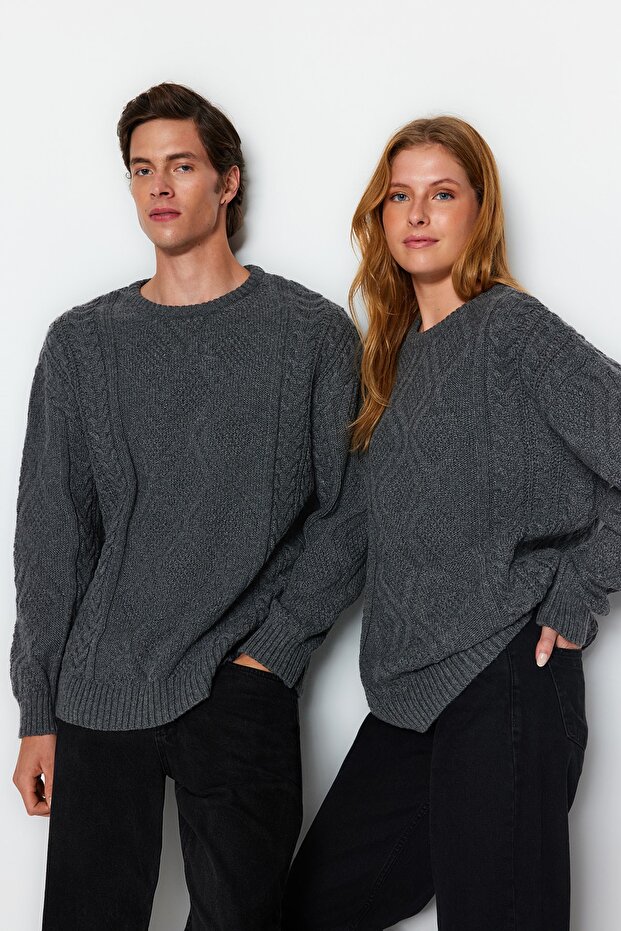 Trendyolmilla  Gri Oversize Geniş Kalıp Bisiklet Yaka Saç Örgülü Triko Kazak TMNAW23KZ00280 - Görsel 2