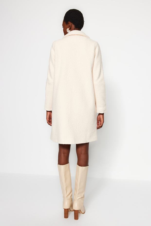 TWOAW24KB00089 Modell Ecru Midi Boucle Coat - 5