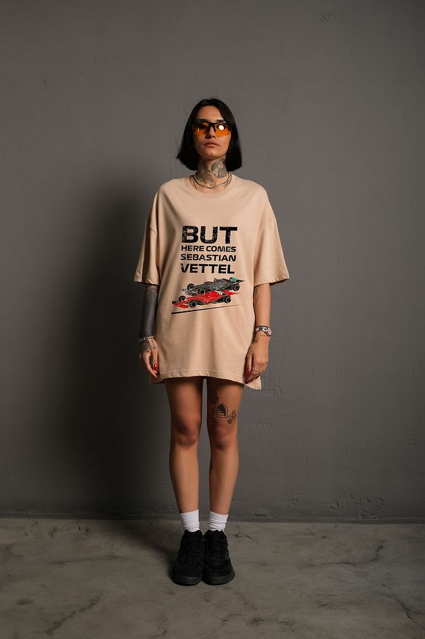 UNISEX OVERSIZE But Here Comes Sebastian Vettel Baskılı %100 Pamuk Örme Kumaş Formula 1 T-shirt - 1