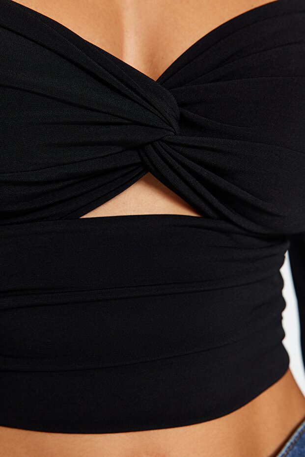 Siyah Cut Out/Pencere Detaylı Örme Bluz TPRAW24BZ00027 - 7