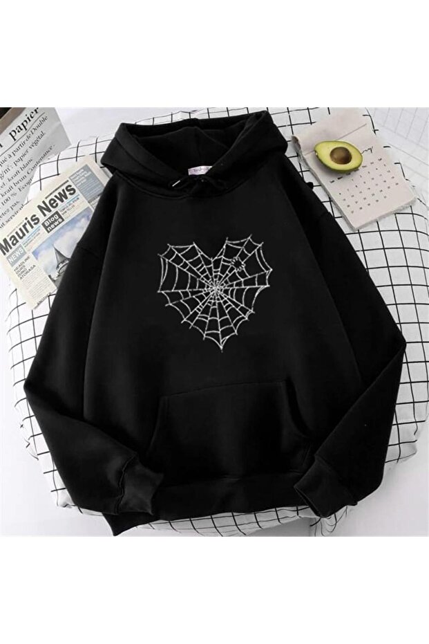 سويت شيرت بقلنسوة مقاس كبير للجنسين باللون الأسود مطبوع على شكل قلب من LAGOM MODA