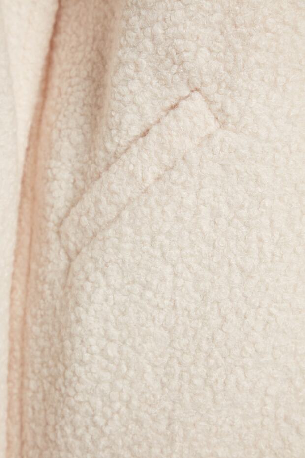 TWOAW24KB00089 Modell Ecru Midi Boucle Coat - 7