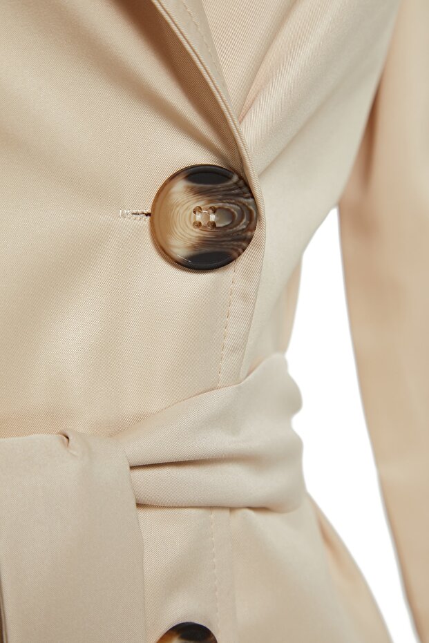 Beżowy, wodoodporny, długi płaszcz z paskiem TWOAW24TR00003 - 12