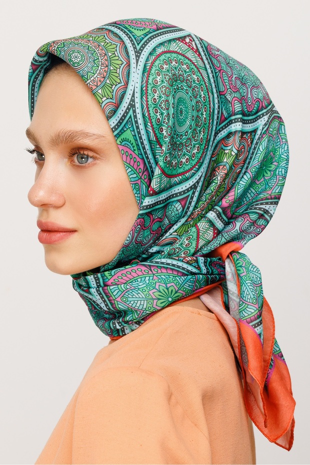 وشاح رقمي ناعم بنمط عرقي - 4