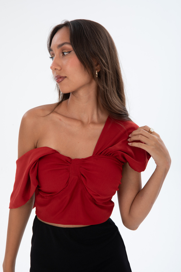 بلوزة منخفضة الكتف - 3