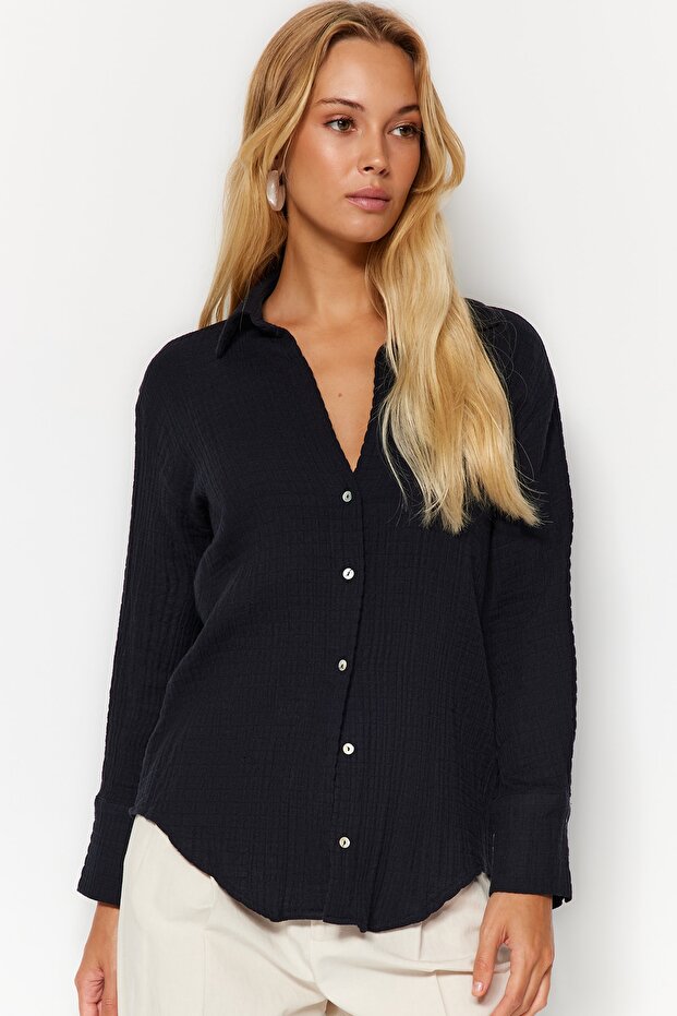Siyah Oversize Geniş Kalıp Müslin Kumaş Dokuma Gömlek TWOAW24GO00210 - 1