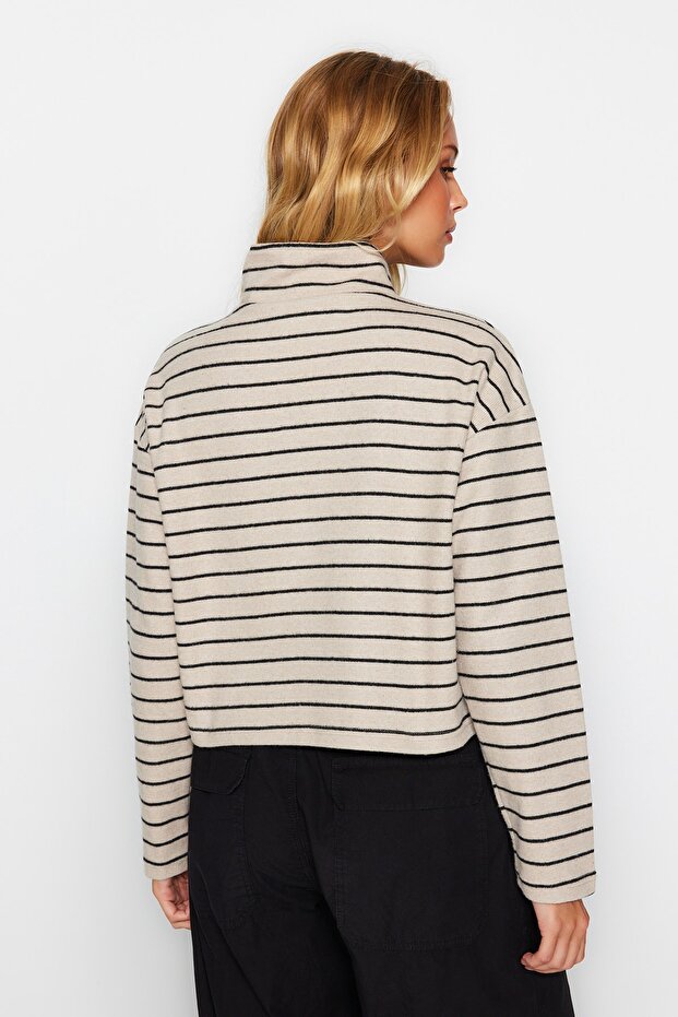Jasnobeżowa bluza z dzianiny w paski Thessaloniki, zapinana na zamek, stójka, regularny/normalny krój TWOAW22SW0732 - 5