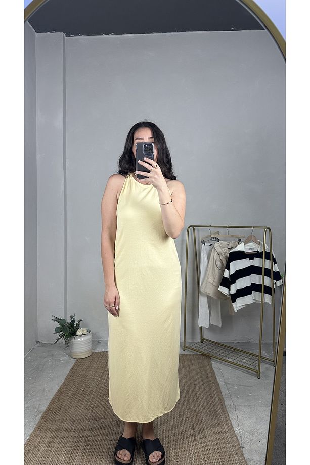 KADIN SARI KOLSUZ TEK YIRTMAÇLI MAXİ BOY ELBİSE - 4