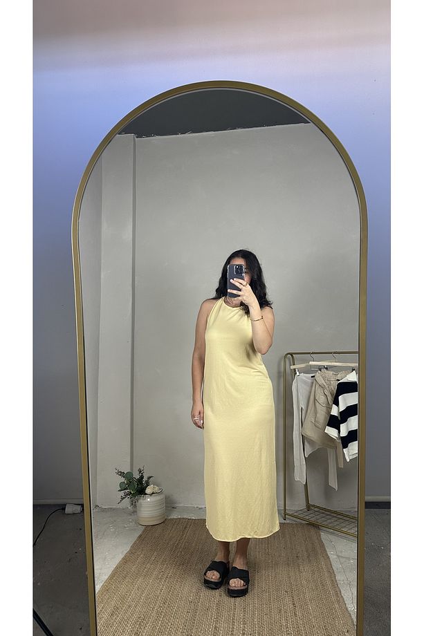 KADIN SARI KOLSUZ TEK YIRTMAÇLI MAXİ BOY ELBİSE - 3