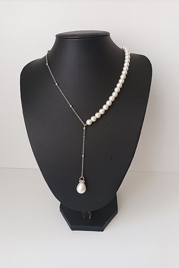 Stylish Pearl and Chain Necklace That Brings Two Styles Together