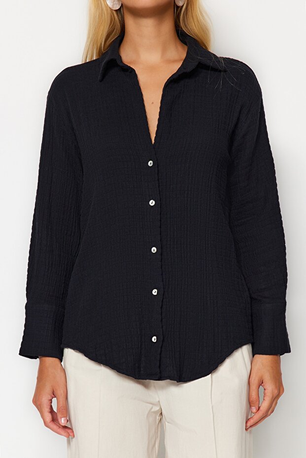 Siyah Oversize Geniş Kalıp Müslin Kumaş Dokuma Gömlek TWOAW24GO00210 - 4
