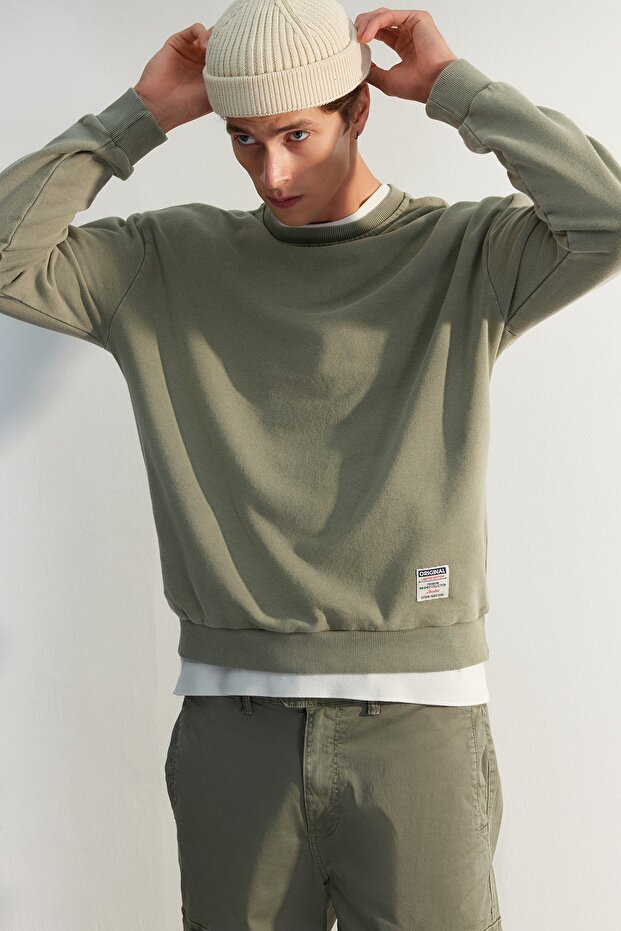 Yeşil Oversize/Geniş Kesim Eskitme/Soluk Efektli Şardonsuz Sweatshirt TMNAW24SW00021 - 1