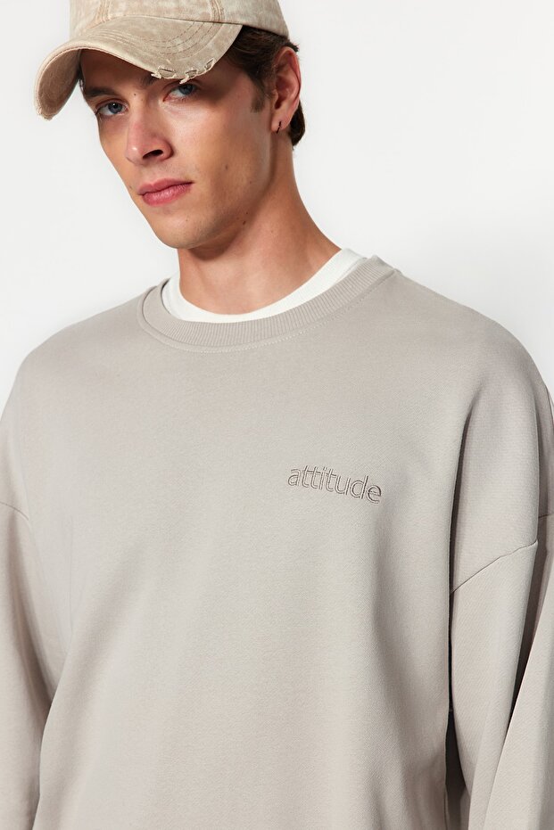 Gri Bisiklet Yaka Oversize/Geniş Kesim Yazı Nakışlı Diagonal Sweatshirt TMNAW24SW00039 - 5
