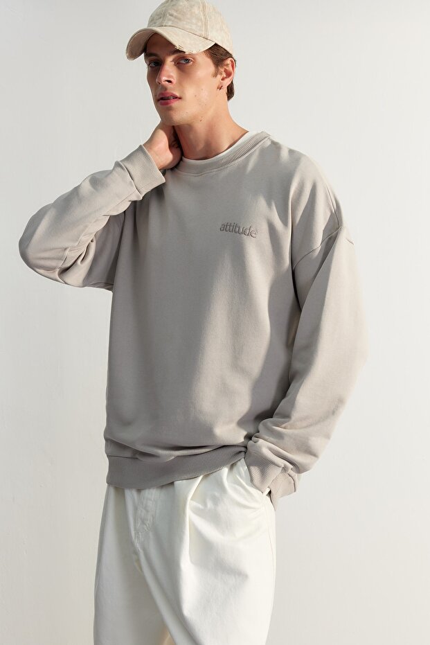 Gri Bisiklet Yaka Oversize/Geniş Kesim Yazı Nakışlı Diagonal Sweatshirt TMNAW24SW00039 - 1