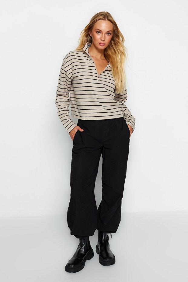 Jasnobeżowa bluza z dzianiny w paski Thessaloniki, zapinana na zamek, stójka, regularny/normalny krój TWOAW22SW0732 - 2